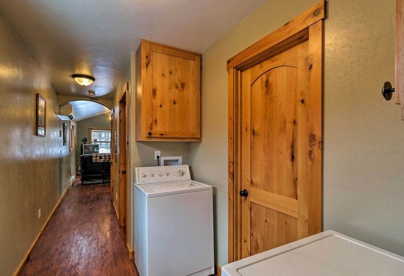 Hungry Horse Cabin: Deck, Fire Pit, Near Glacier!