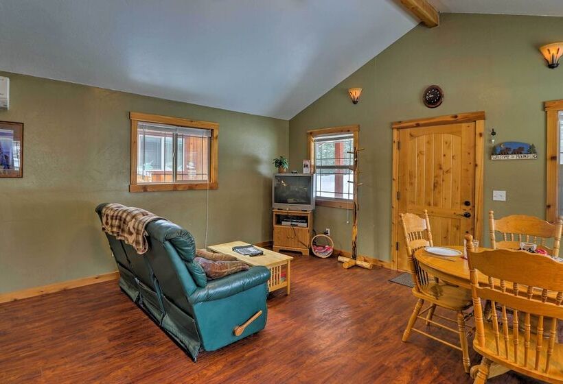 Hungry Horse Cabin: Deck, Fire Pit, Near Glacier!