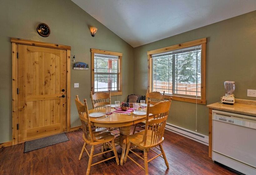 Hungry Horse Cabin: Deck, Fire Pit, Near Glacier!