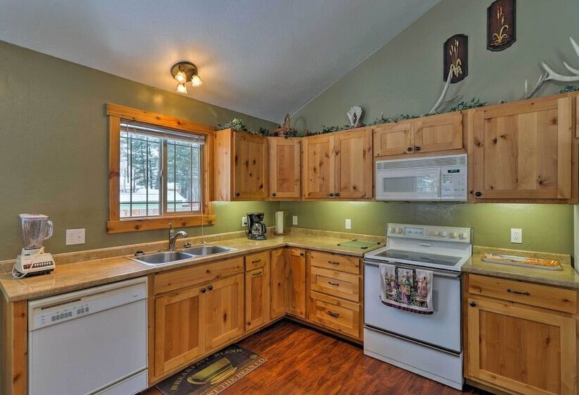 Hungry Horse Cabin: Deck, Fire Pit, Near Glacier!