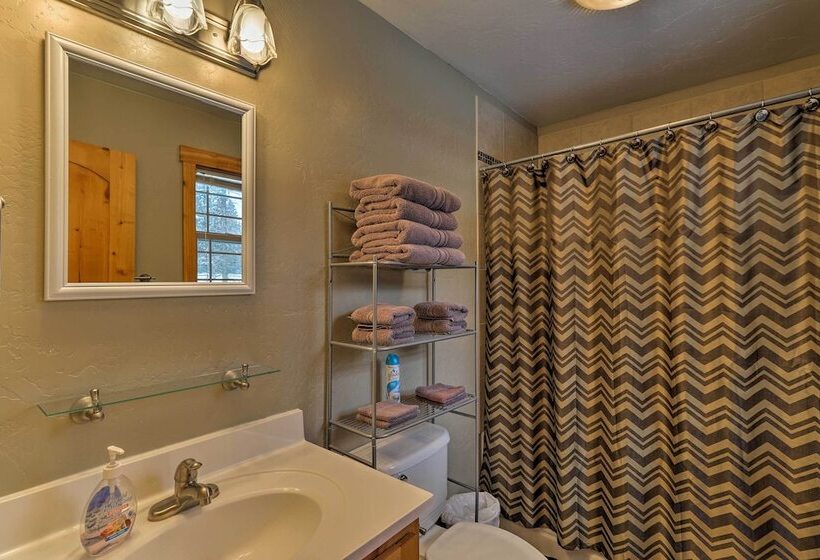 Hungry Horse Cabin: Deck, Fire Pit, Near Glacier!