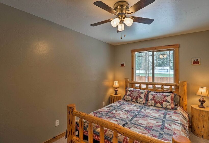 Hungry Horse Cabin: Deck, Fire Pit, Near Glacier!