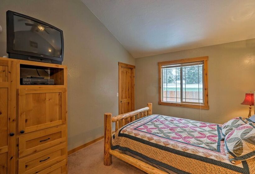 Hungry Horse Cabin: Deck, Fire Pit, Near Glacier!