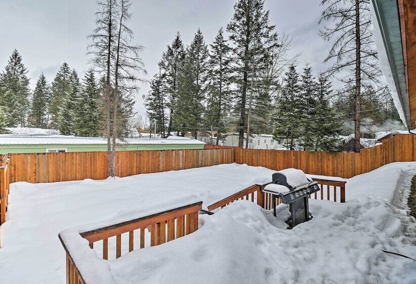 Hungry Horse Cabin: Deck, Fire Pit, Near Glacier!