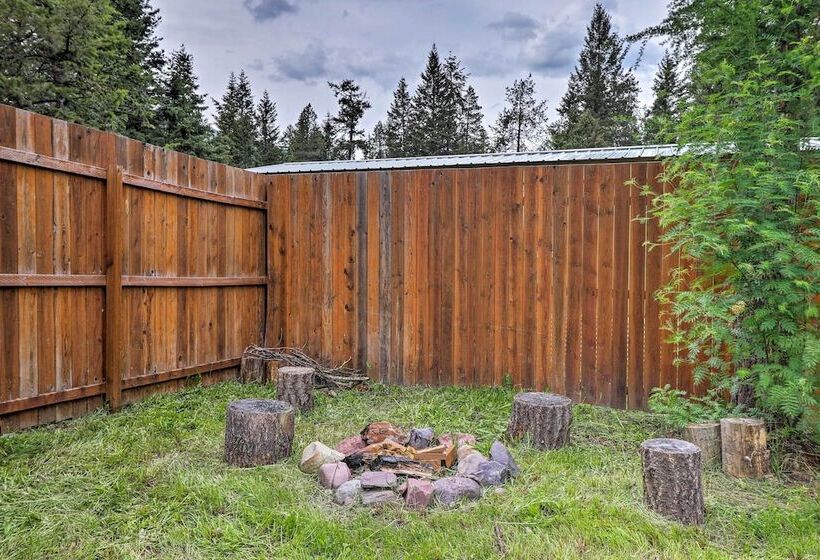 Hungry Horse Cabin: Deck, Fire Pit, Near Glacier!
