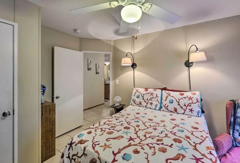 Keaton Beach Escape W/ Hot Tub: 2 Mi To Shore