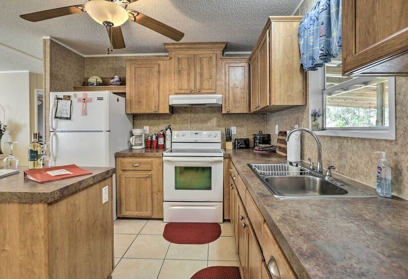 Keaton Beach Escape W/ Hot Tub: 2 Mi To Shore