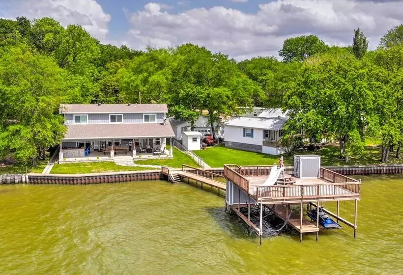 Private Dock & Boat House: Lakefront Mabank Home