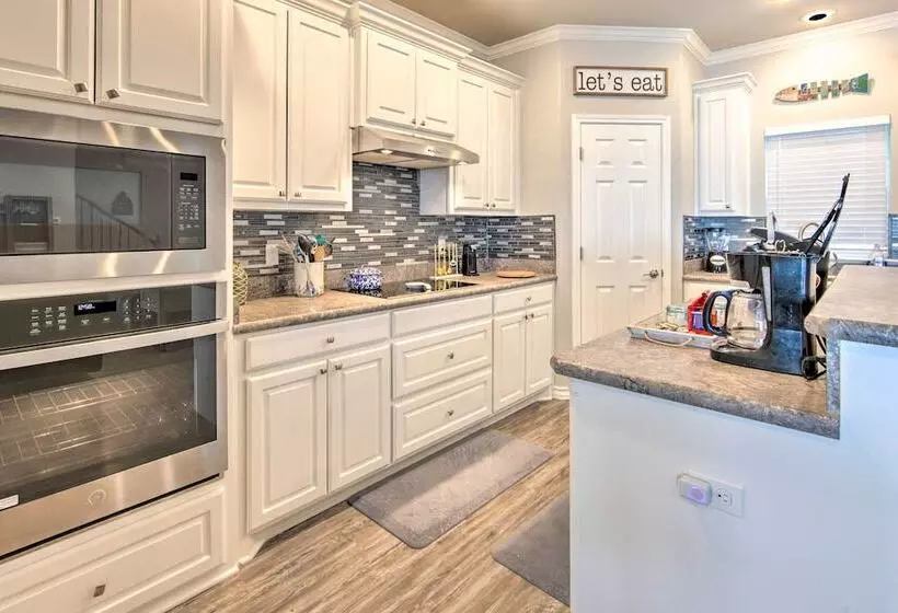 Private Dock & Boat House: Lakefront Mabank Home