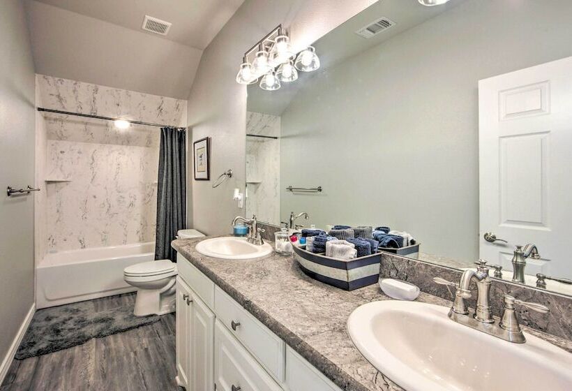 Private Dock & Boat House: Lakefront Mabank Home