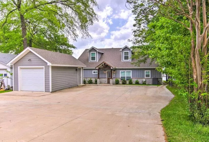Private Dock & Boat House: Lakefront Mabank Home
