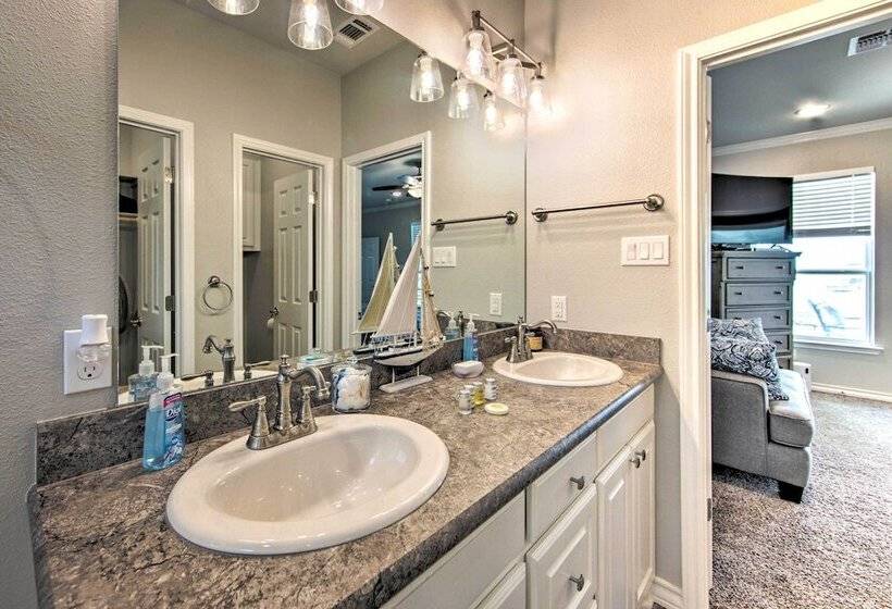 Private Dock & Boat House: Lakefront Mabank Home