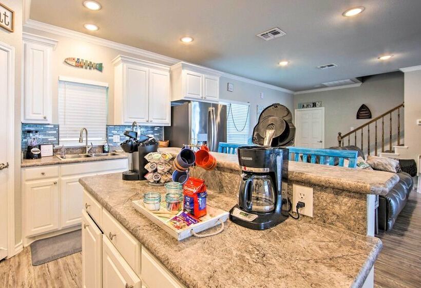 Private Dock & Boat House: Lakefront Mabank Home