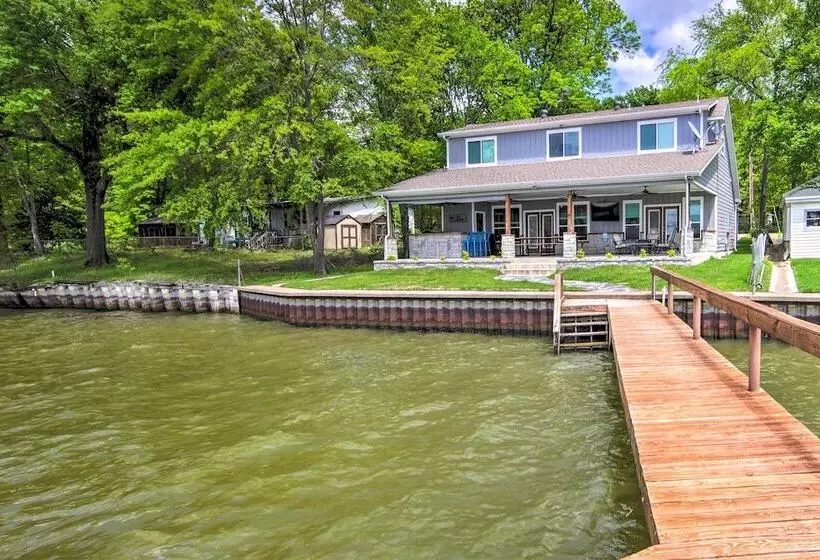 Private Dock & Boat House: Lakefront Mabank Home