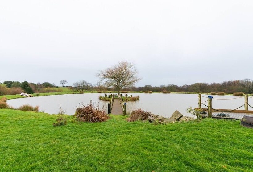 Lakeside Escape, Stone Countryside Cottage