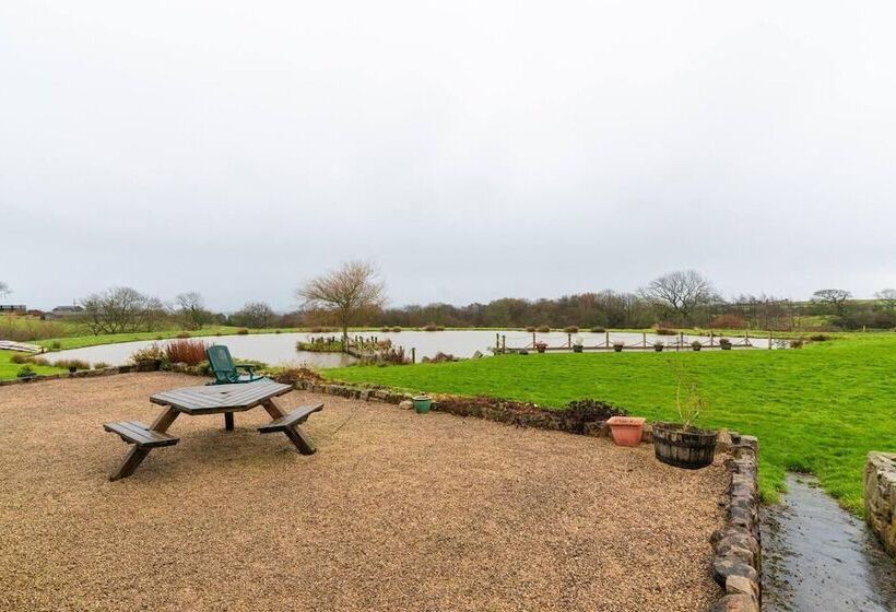 Lakeside Escape, Stone Countryside Cottage
