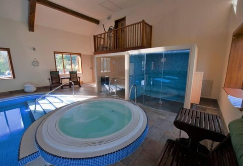 Lakeside Escape, Stone Countryside Cottage