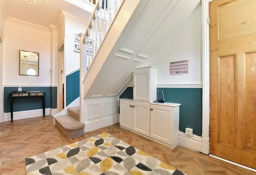 Majatalo Just Stay Wales   Highmead House