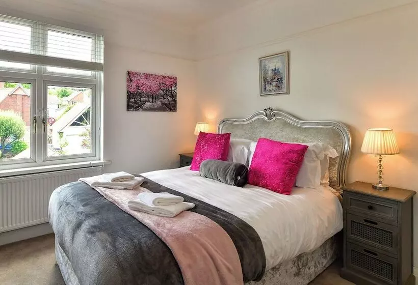 Majatalo Just Stay Wales   Highmead House