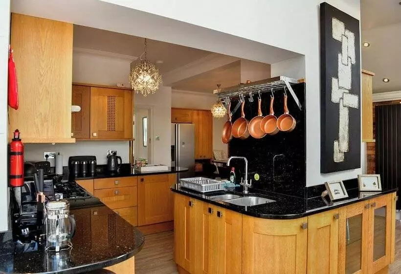 Majatalo Just Stay Wales   Highmead House