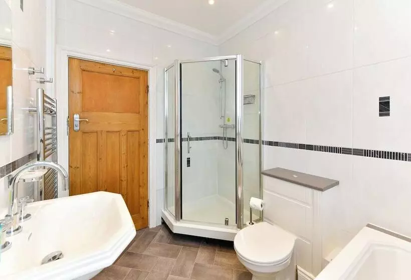 Majatalo Just Stay Wales   Highmead House