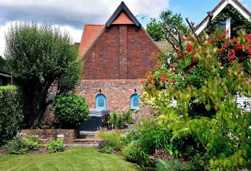 Majatalo Just Stay Wales   Highmead House