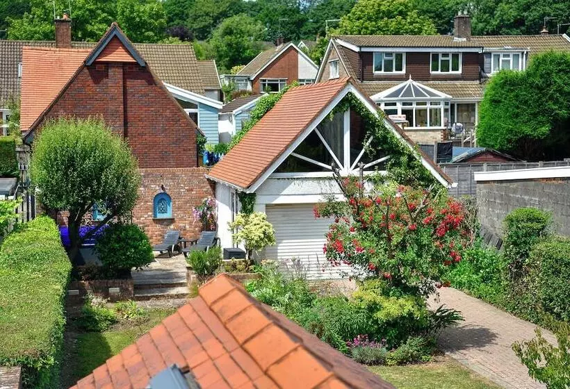 Majatalo Just Stay Wales   Highmead House