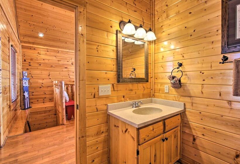 Pigeon Forge Mountain Cabin: Hot Tub & Resort Pool