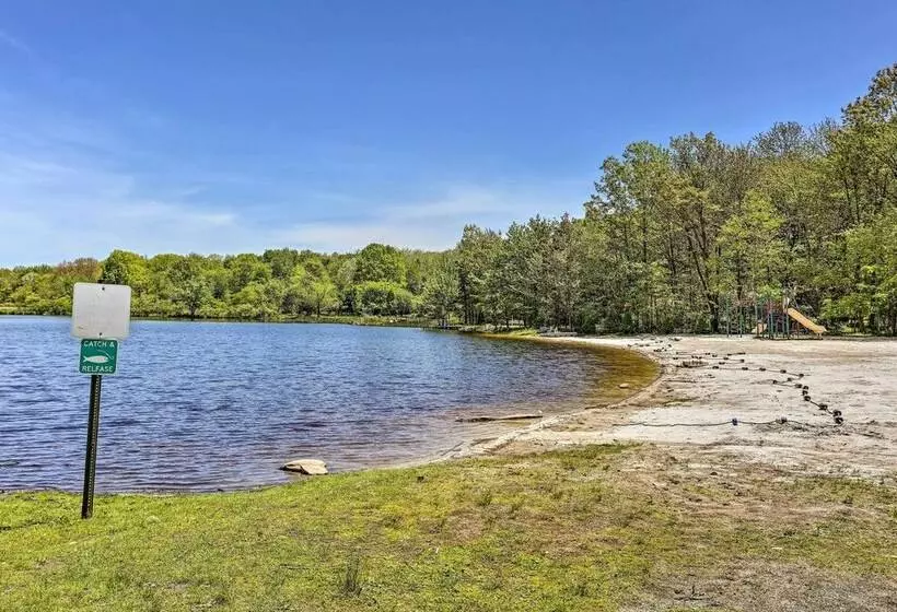 Pocono Summit Home W/ Fire Pit & Lake Access