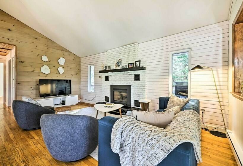 Pocono Summit Home W/ Fire Pit & Lake Access