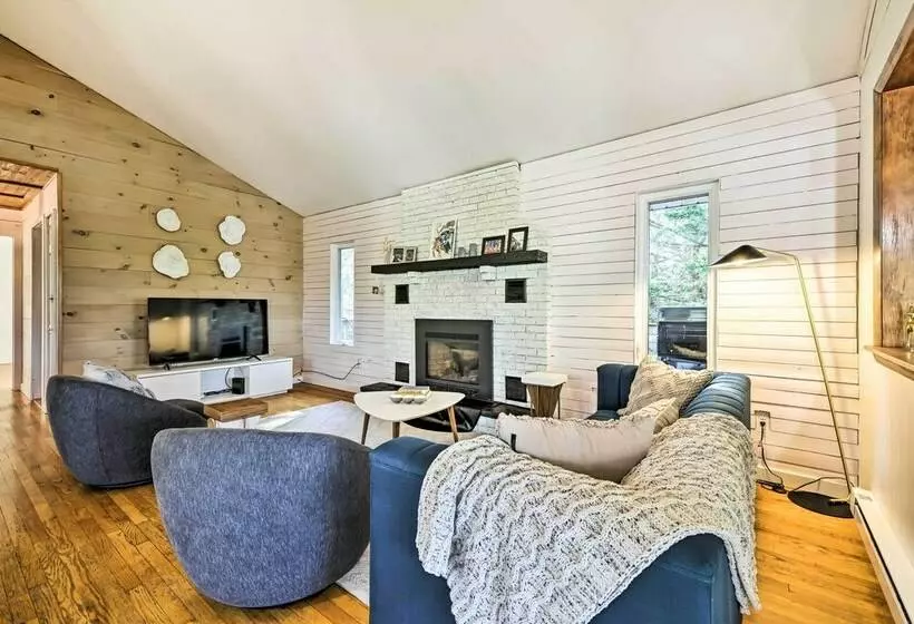 Pocono Summit Home W/ Fire Pit & Lake Access