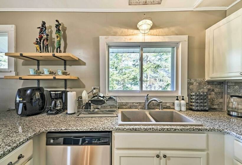 Pocono Summit Home W/ Fire Pit & Lake Access