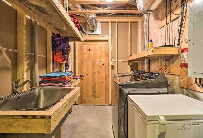 Quiet Riverside Retreat: Hike, Fish & Ski!