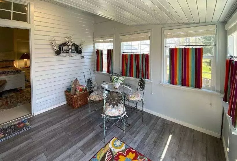 Renovated  Carnegie Cottage    Walk To Dtwn!