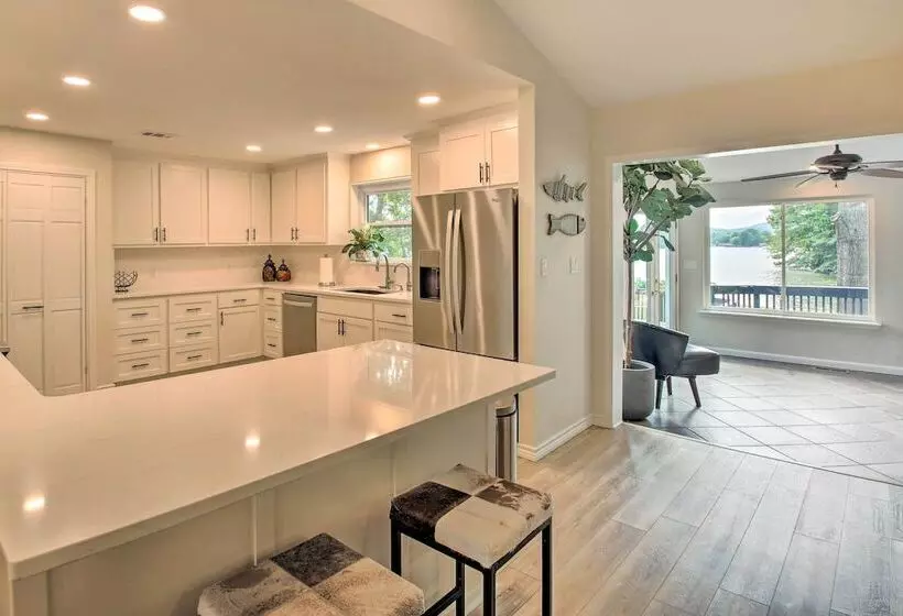 Serene Lakefront Home In Hot Springs W/ Boat Dock!