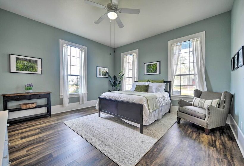 Spacious Abode, Walk To Texas Heroes Square!