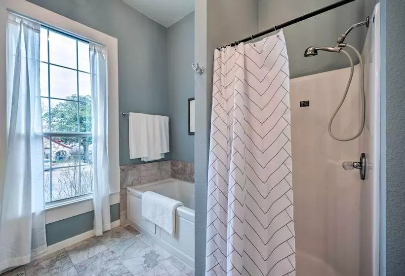 Spacious Abode, Walk To Texas Heroes Square!