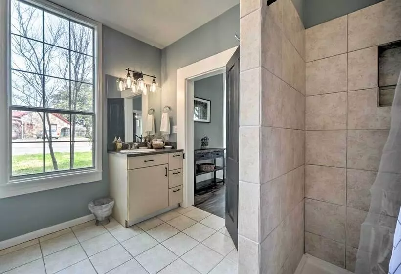 Spacious Abode, Walk To Texas Heroes Square!