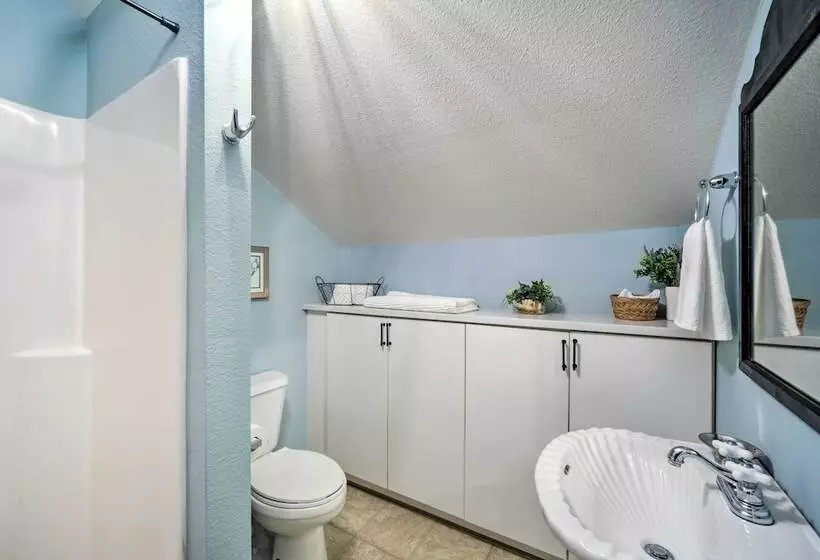 Spacious Abode, Walk To Texas Heroes Square!