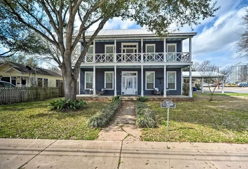 Spacious Abode, Walk To Texas Heroes Square!