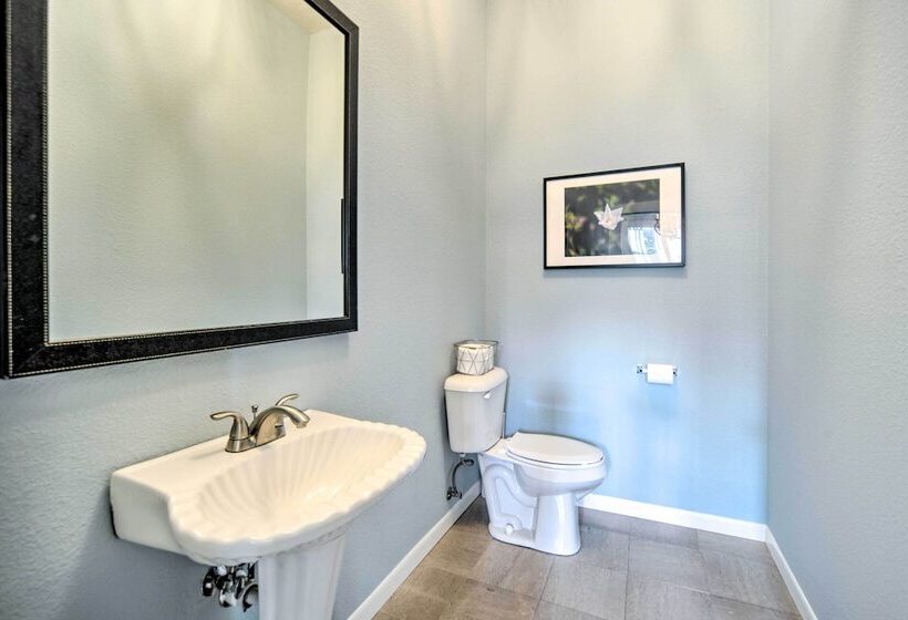 Spacious Abode, Walk To Texas Heroes Square!