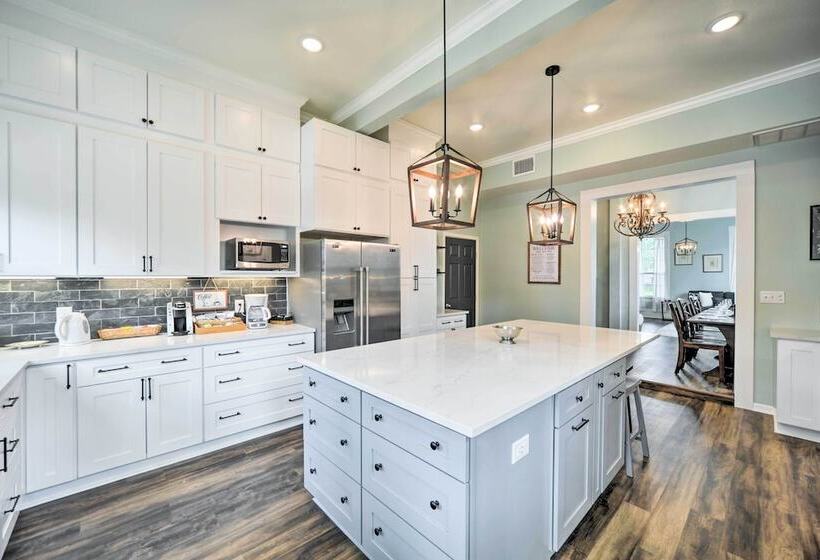 Spacious Abode, Walk To Texas Heroes Square!