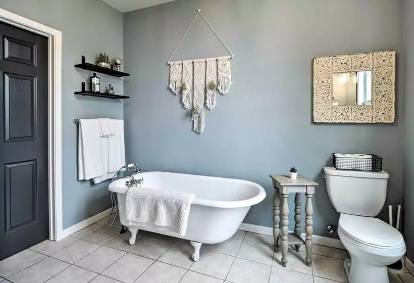 Spacious Abode, Walk To Texas Heroes Square!