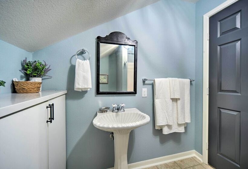 Spacious Abode, Walk To Texas Heroes Square!