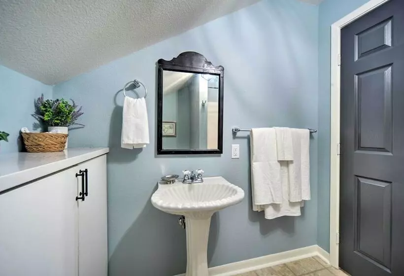 Spacious Abode, Walk To Texas Heroes Square!