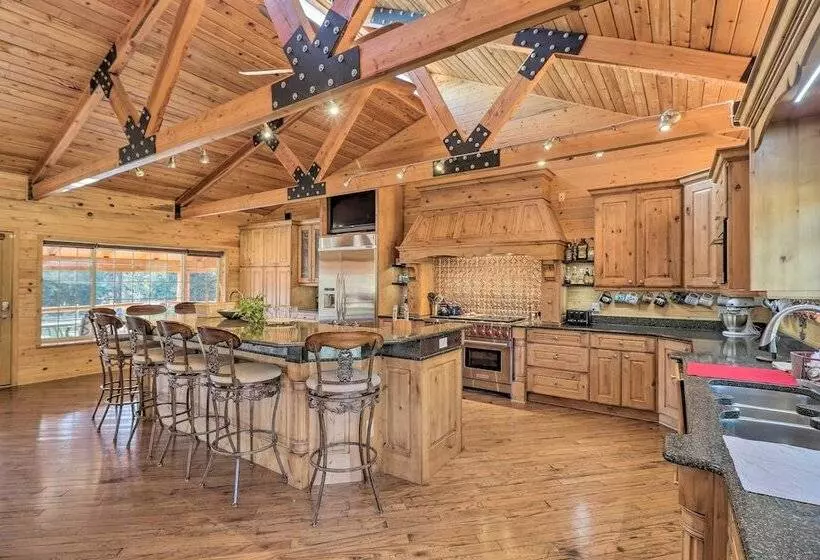 Stunning Montana Retreat: Hot Tub, On Site Hiking!