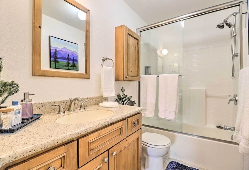 Stunning Montana Retreat: Hot Tub, On Site Hiking!