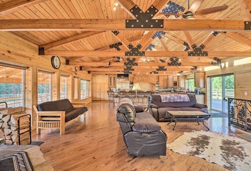 Stunning Montana Retreat: Hot Tub, On Site Hiking!