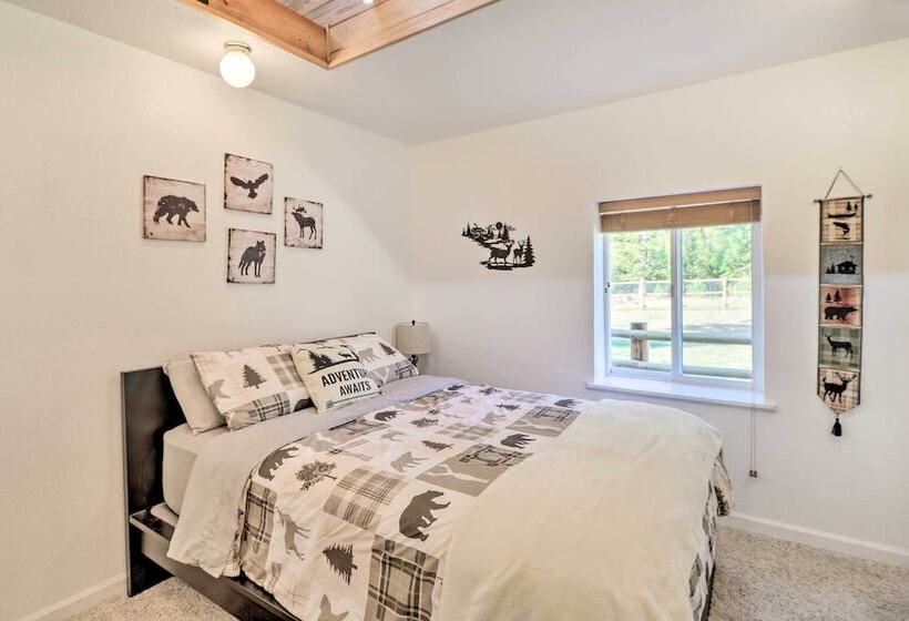 Stunning Montana Retreat: Hot Tub, On Site Hiking!