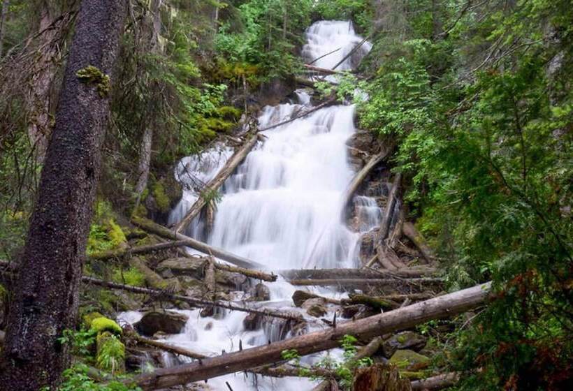 Stunning Montana Retreat: Hot Tub, On Site Hiking!